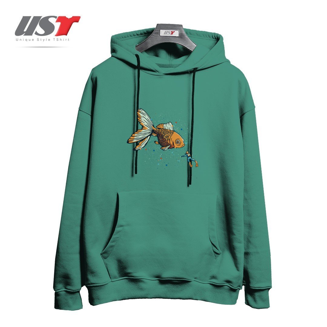 طرح GOLDEN FISH SCUBA DIVER BY TOBE FONSECA هودی اورسایزرنگ سبز سدری