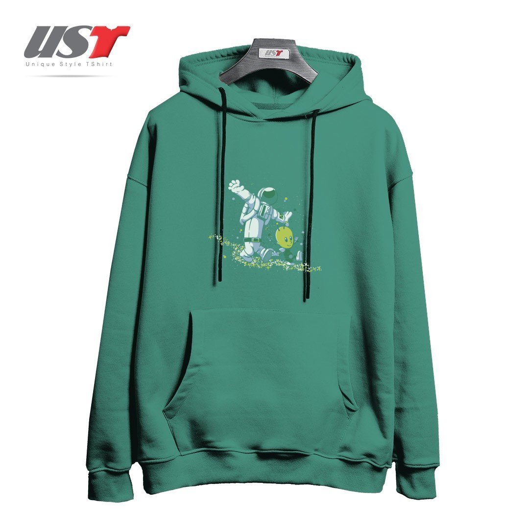 طرح CHASING STARS ALIEN AND ASTRONAUT BY TOBE FONSECA هودی اورسایزرنگ سبز سدری