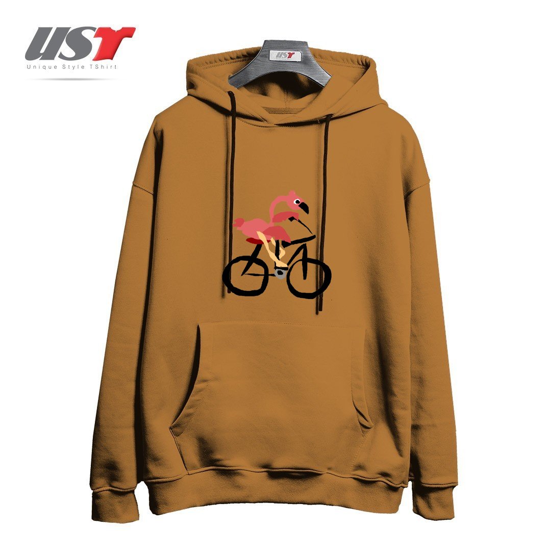 طرح FUNNY PINK FLAMINGO RIDING BICYCLE هودی اورسایزرنگ نسکافه ای