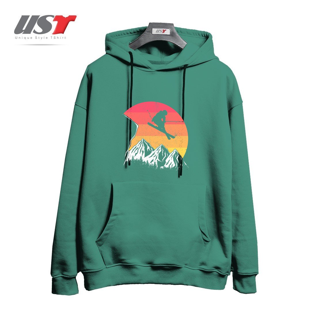 طرح VINTAGE ALPINE SKIING هودی اورسایزرنگ سبز سدری