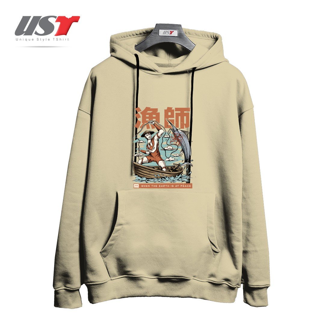 طرح FISHERMAN HERO هودی اورسایزرنگ نخودی