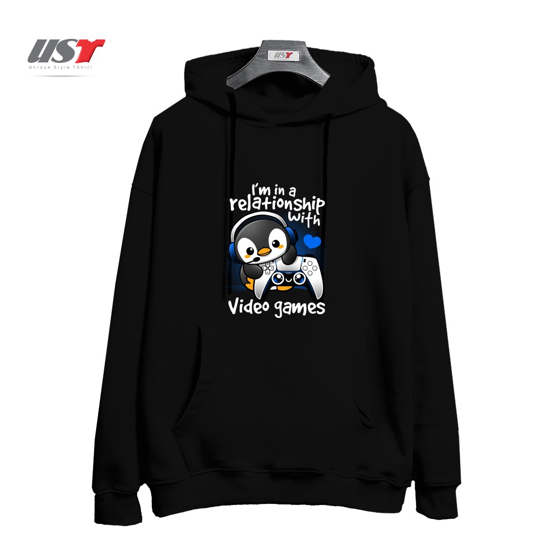 طرح PENGUIN RELATIONSHIP WITH VIDEO GAMES هودی اورسایزرنگ مشکی