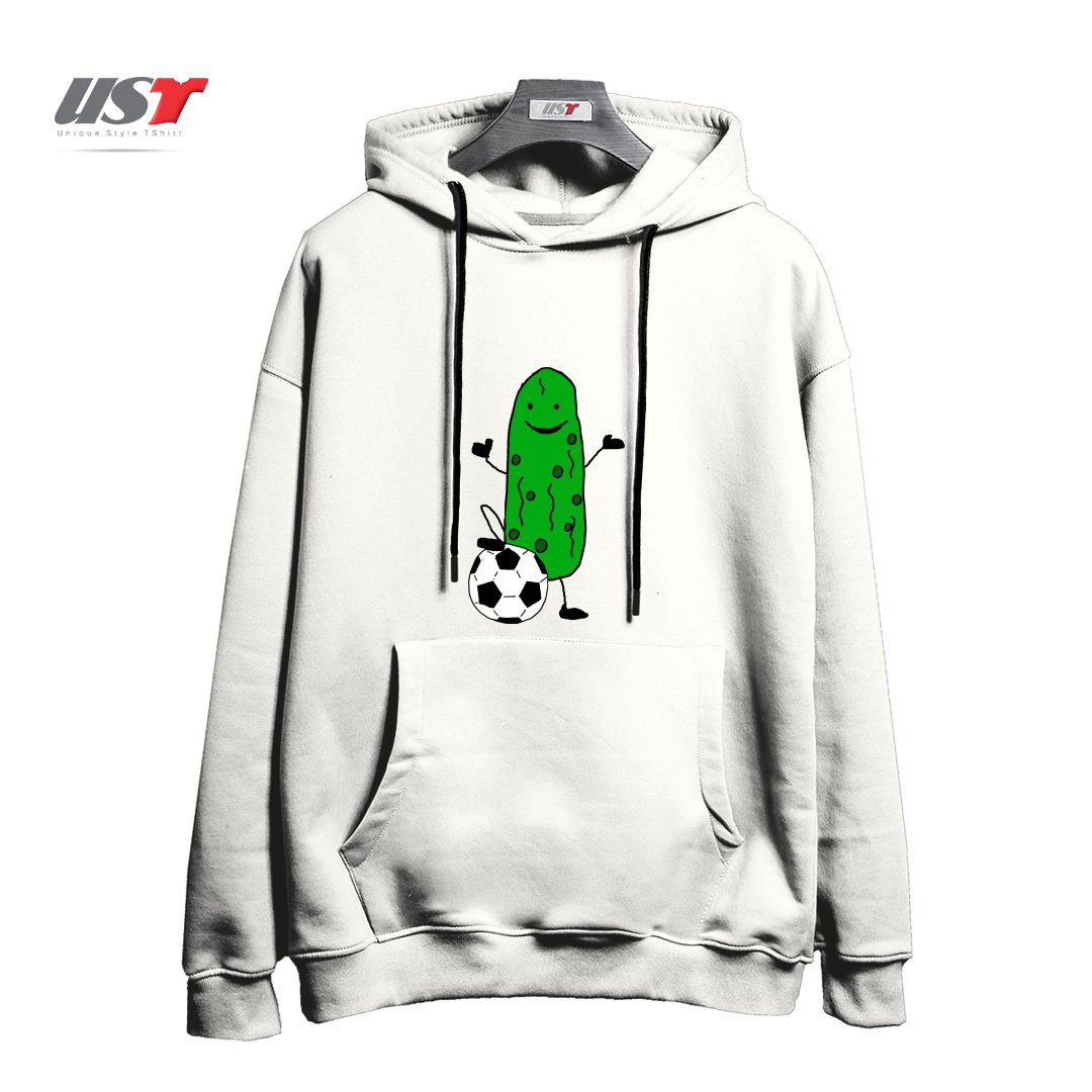 طرح FUNNY DILL PICKLE PLAYING SOCCER SPORTS CARTOON هودی اورسایزرنگ سفید
