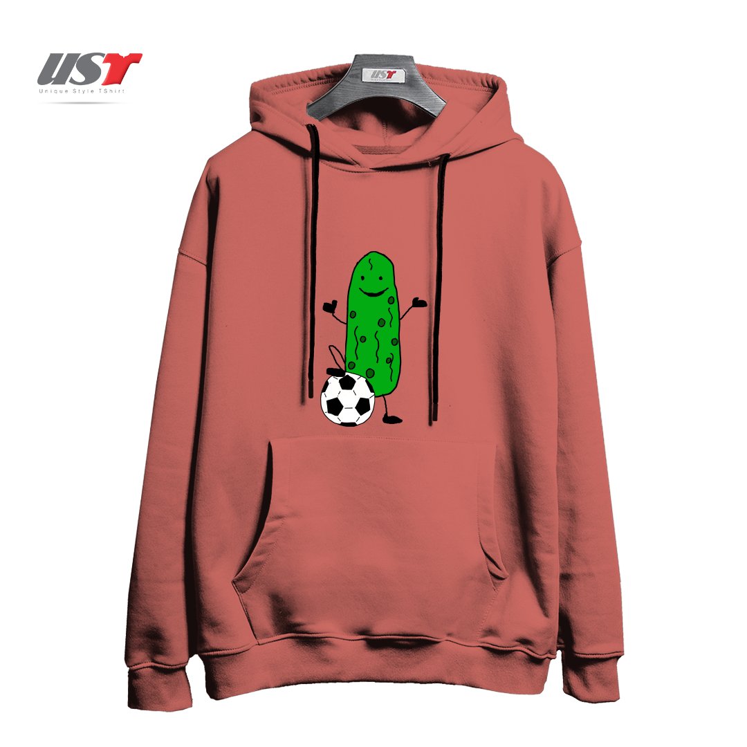 طرح FUNNY DILL PICKLE PLAYING SOCCER SPORTS CARTOON هودی اورسایزرنگ آجری