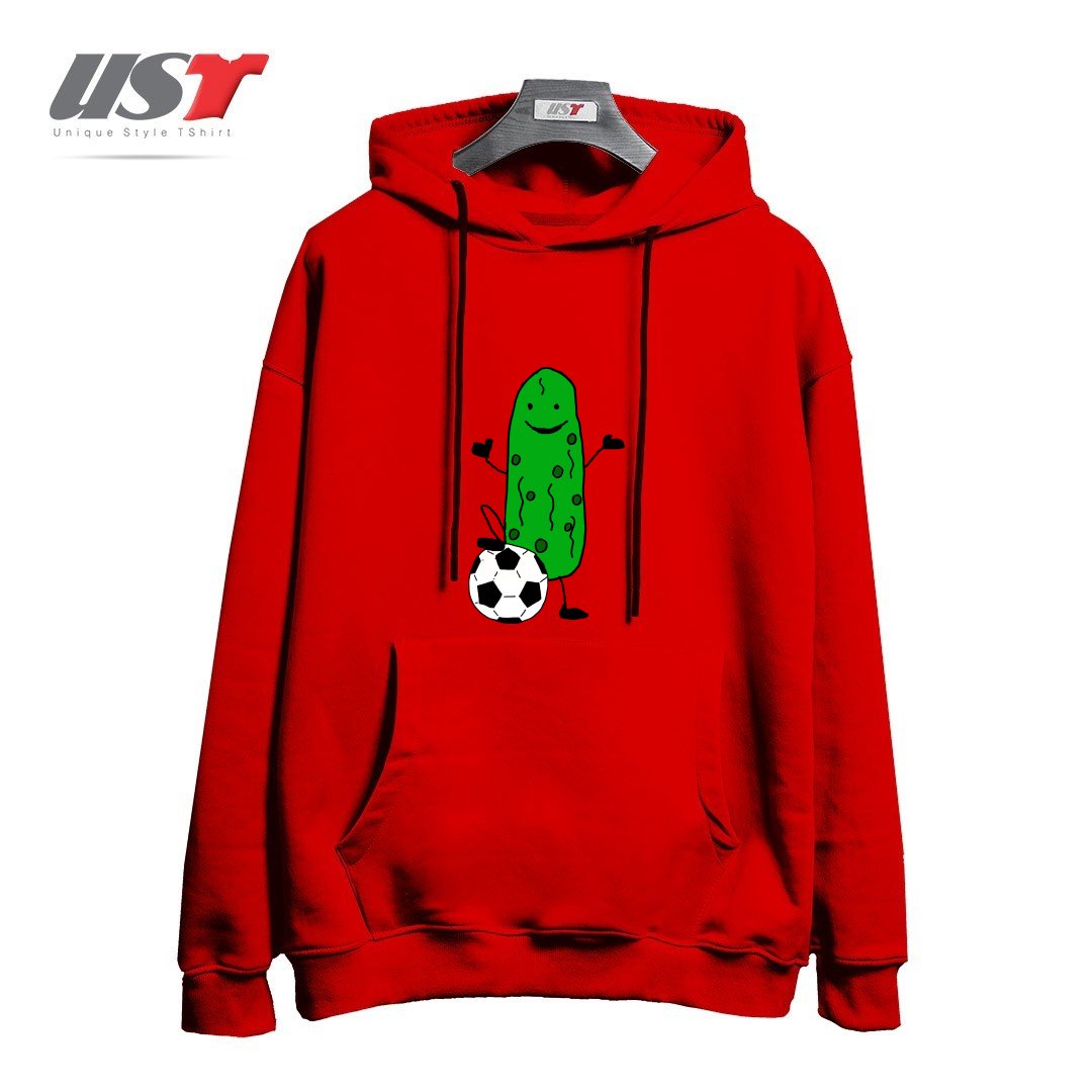 طرح FUNNY DILL PICKLE PLAYING SOCCER SPORTS CARTOON هودی اورسایزرنگ قرمز