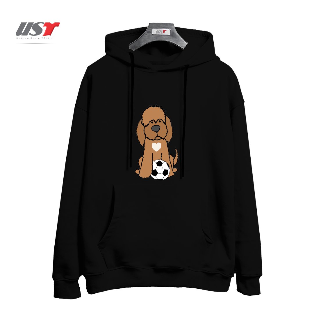 طرح FUNNY CHOCOLATE LABRADOODLE DOG PLAYING SOCCER هودی اورسایزرنگ مشکی