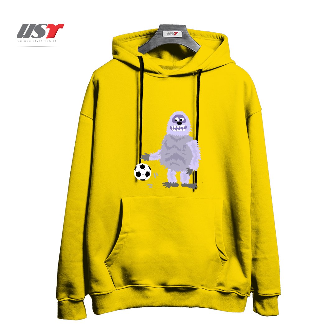 طرح FUNNY ABOMINABLE SNOWMAN PLAYING SOCCER هودی اورسایزرنگ زرد