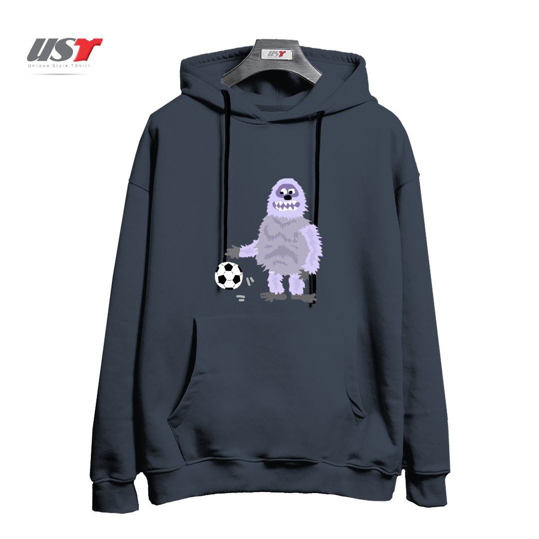 طرح FUNNY ABOMINABLE SNOWMAN PLAYING SOCCER هودی اورسایزرنگ دودی