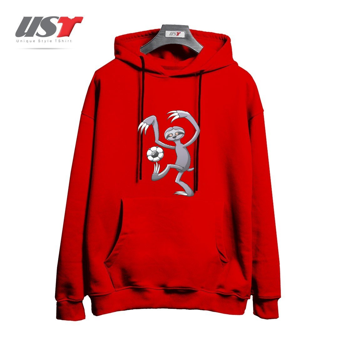 طرح COOL SLOTH MAKING A BIG EFFORT TO WAKE UP AND PLAY SOCCER هودی اورسایزرنگ قرمز