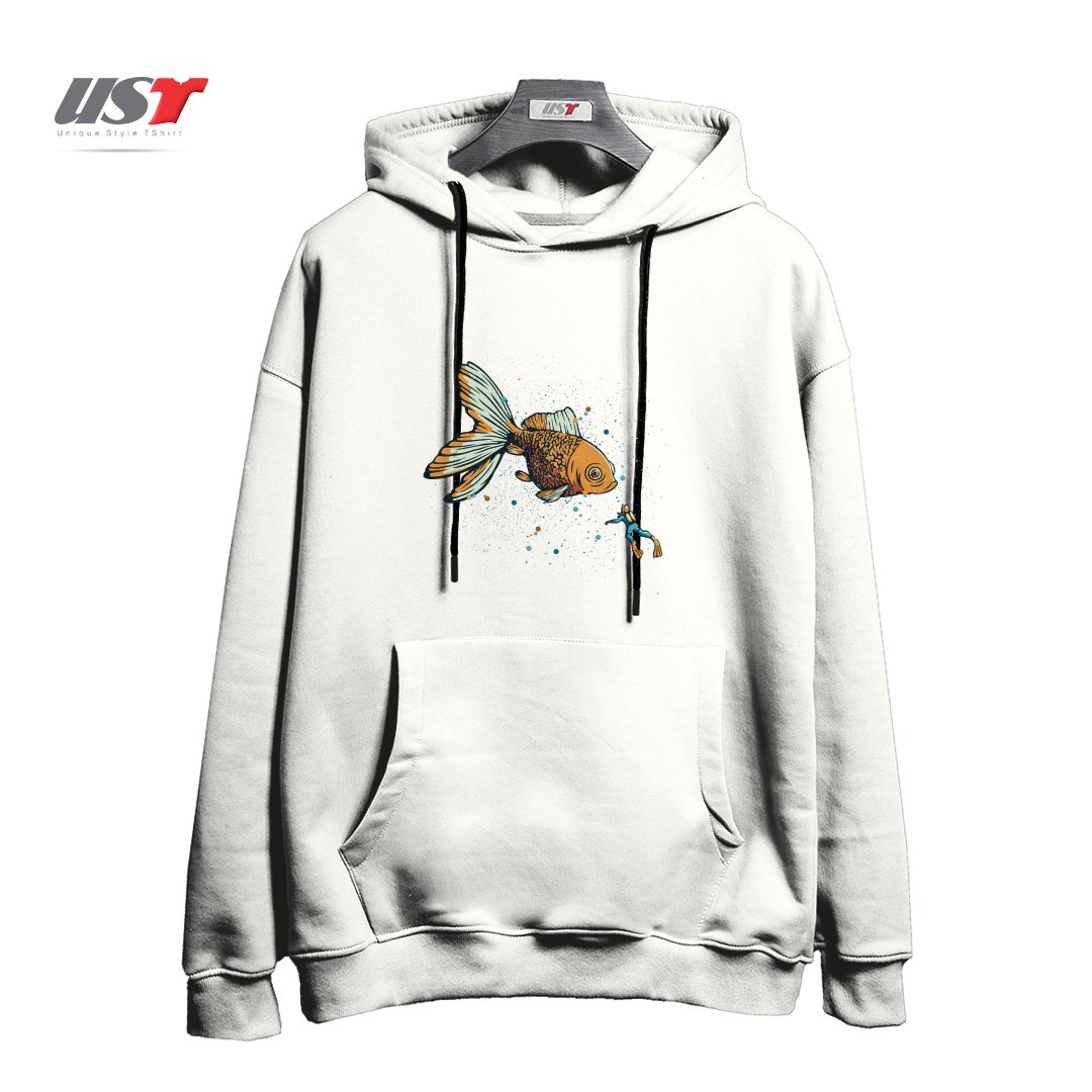 طرح GOLDEN FISH SCUBA DIVER BY TOBE FONSECA هودی اورسایزرنگ سفید