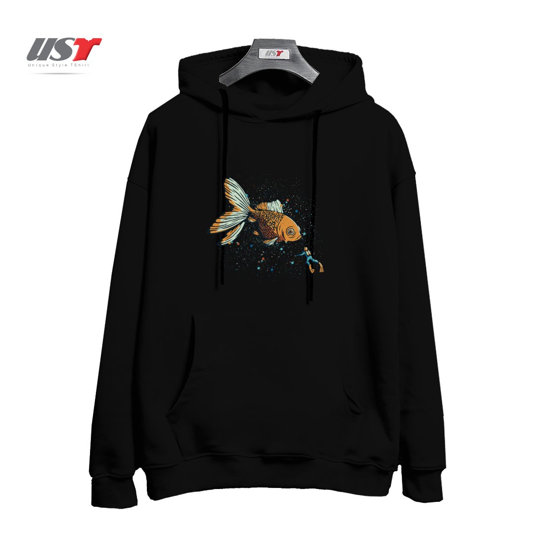 طرح GOLDEN FISH SCUBA DIVER BY TOBE FONSECA هودی اورسایزرنگ مشکی