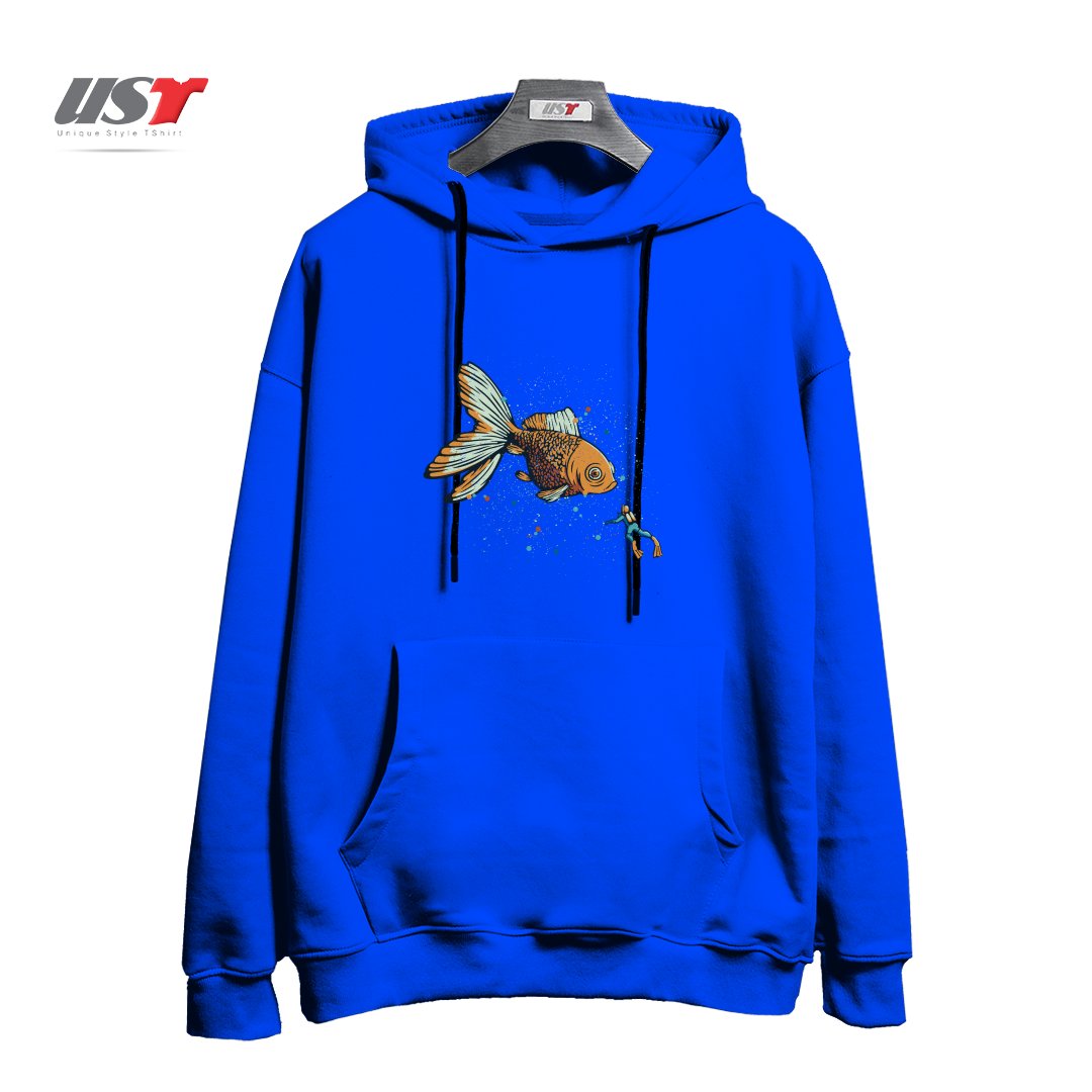 طرح GOLDEN FISH SCUBA DIVER BY TOBE FONSECA هودی اورسایزرنگ آبی شالی