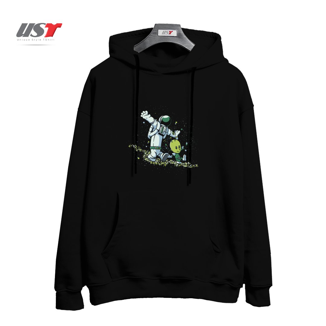 طرح CHASING STARS ALIEN AND ASTRONAUT BY TOBE FONSECA هودی اورسایزرنگ مشکی