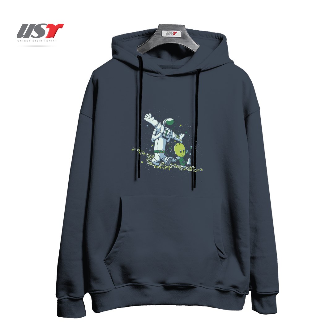 طرح CHASING STARS ALIEN AND ASTRONAUT BY TOBE FONSECA هودی اورسایزرنگ دودی