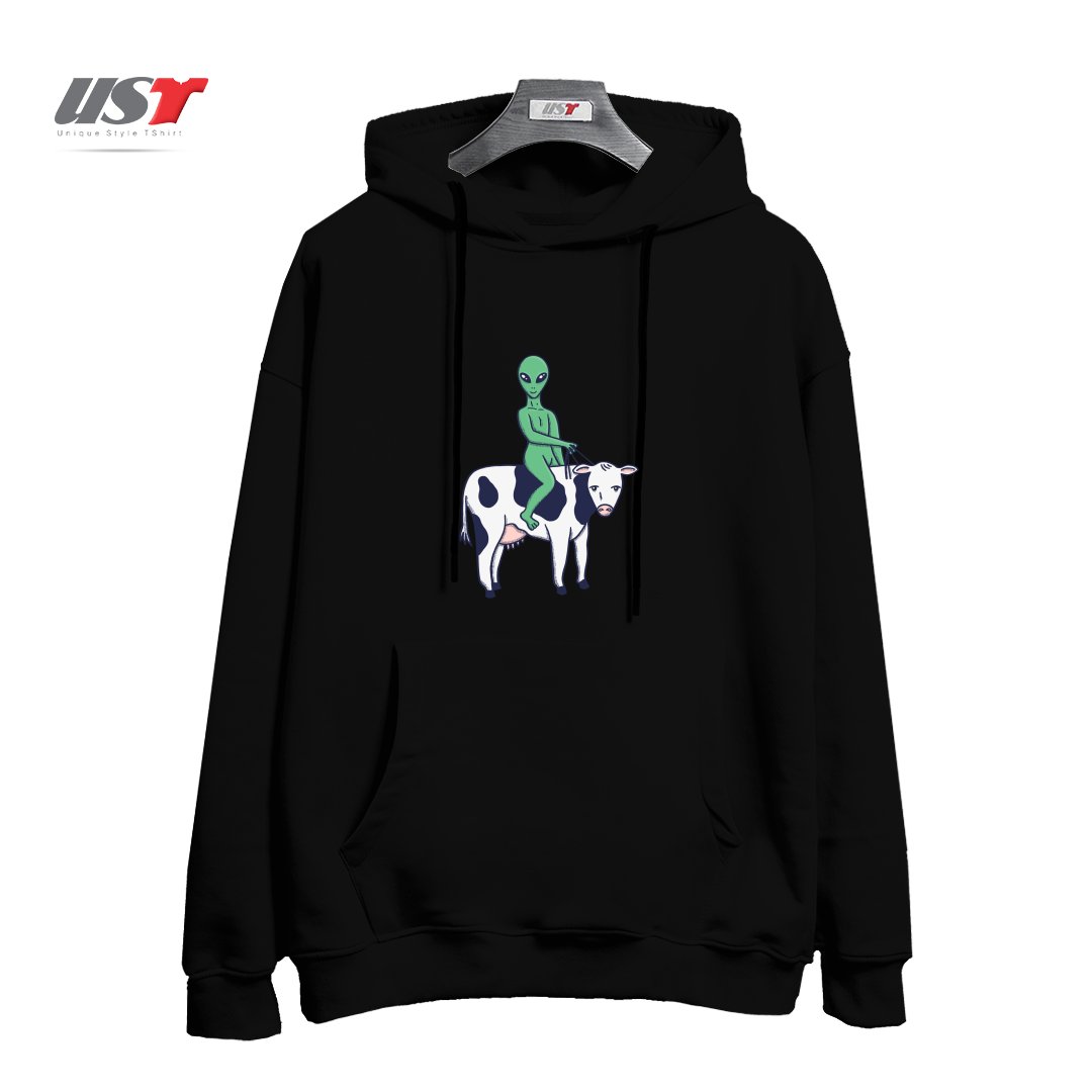طرح ALIEN RIDING A COW هودی اورسایزرنگ مشکی