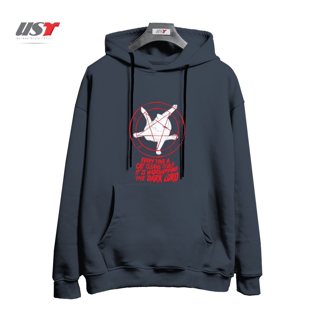 طرح EVERY TIME A CAT CLEANS ITSELF IT IS WORSHIPPING THE DARK LORD هودی اورسایزرنگ دودی