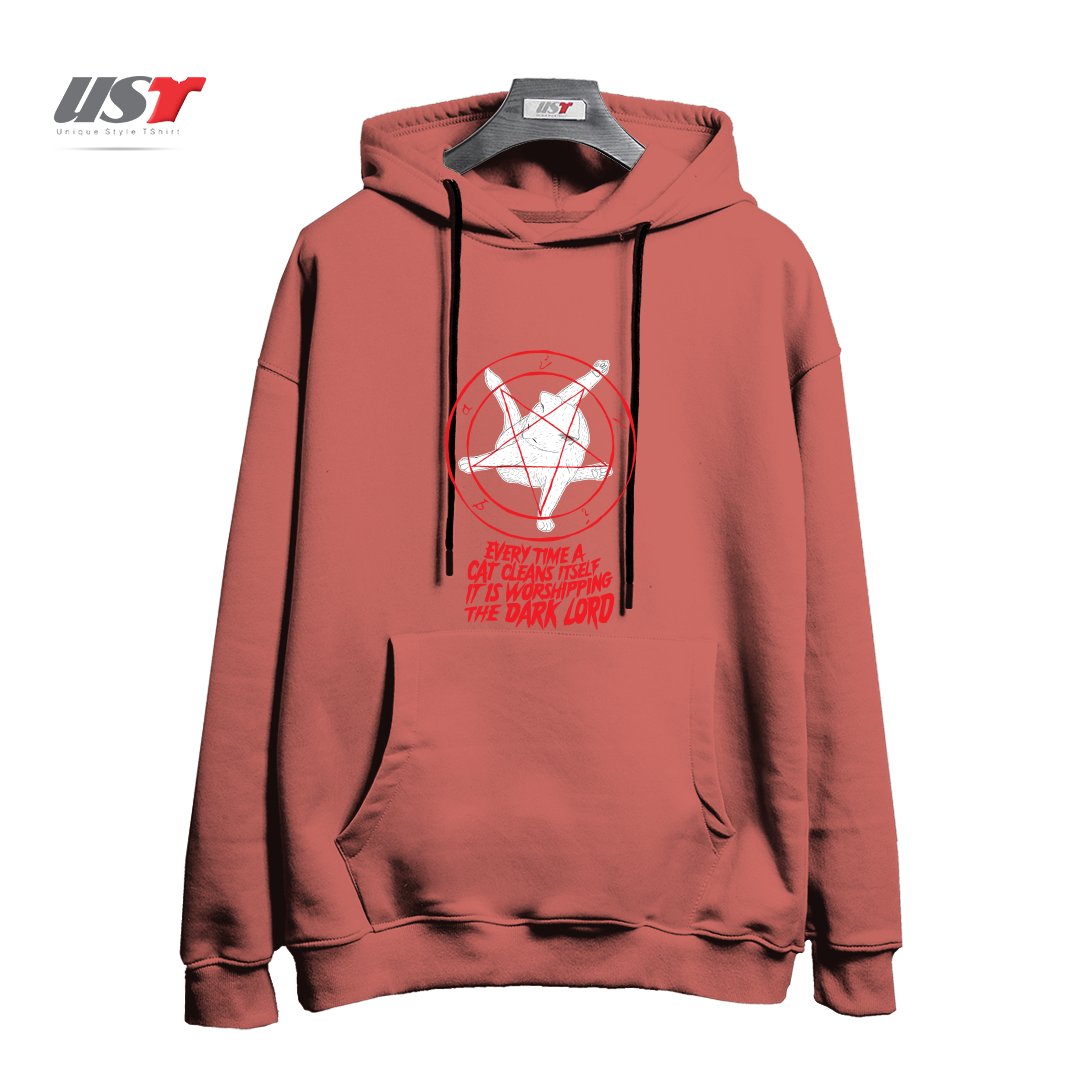 طرح EVERY TIME A CAT CLEANS ITSELF IT IS WORSHIPPING THE DARK LORD هودی اورسایزرنگ آجری