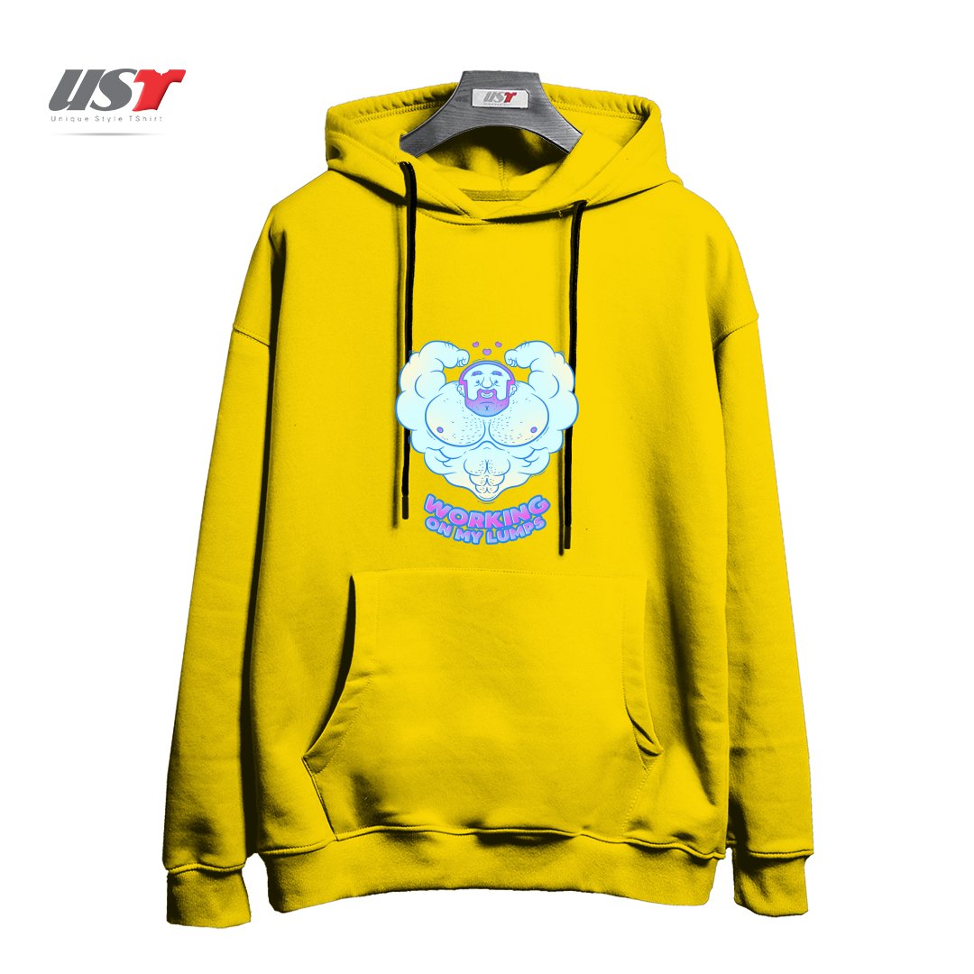 طرح WORKING ON MY LUMPS هودی اورسایزرنگ زرد