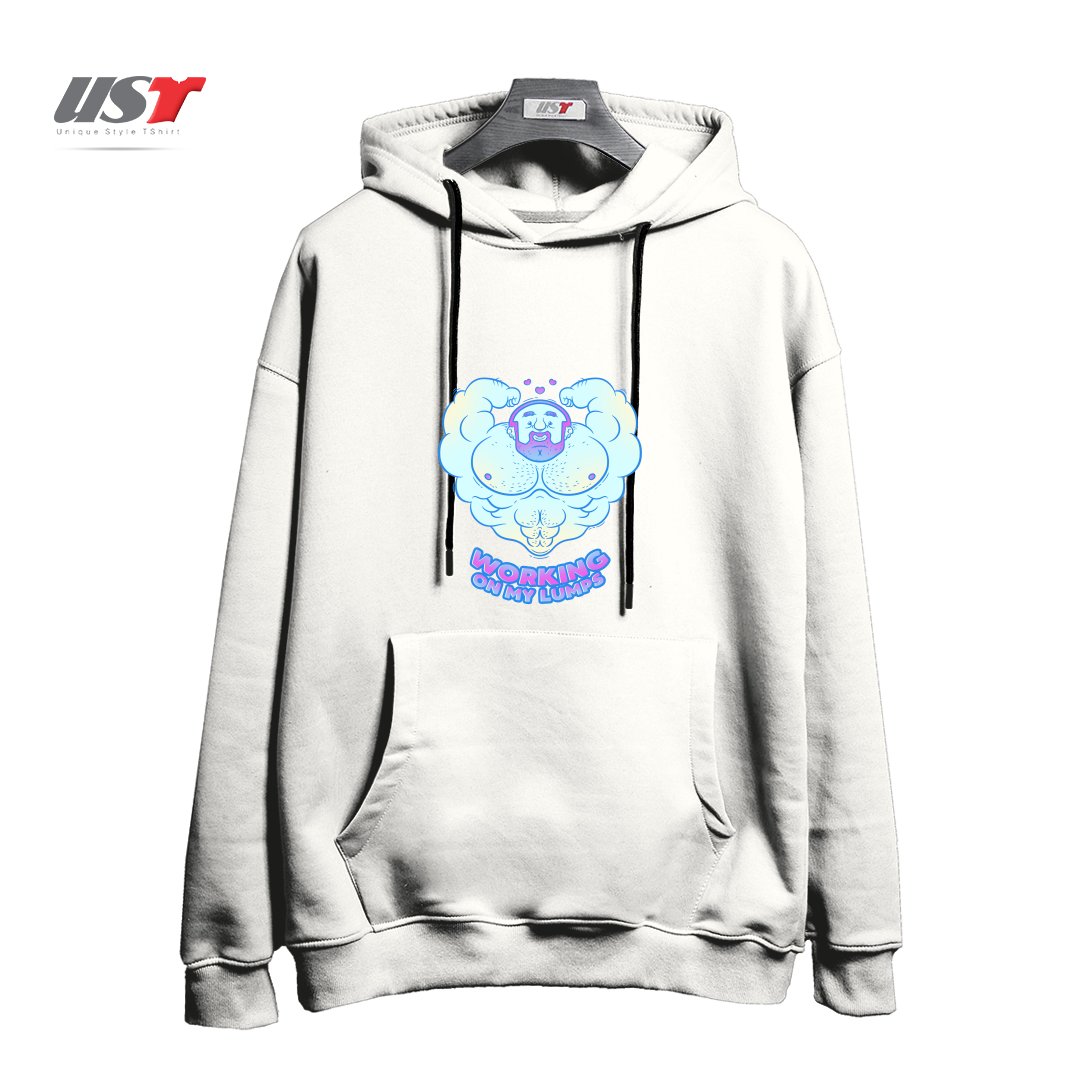 طرح WORKING ON MY LUMPS هودی اورسایزرنگ سفید