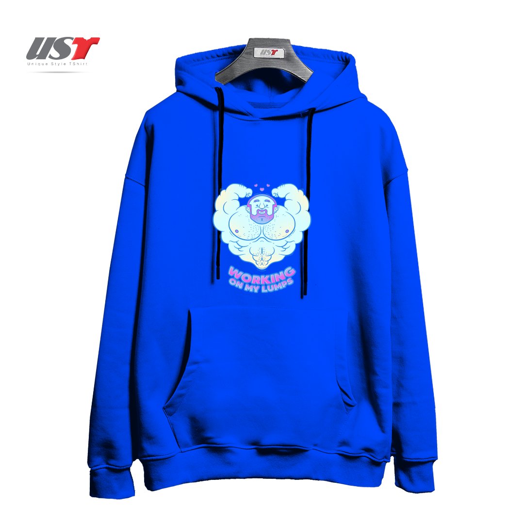طرح WORKING ON MY LUMPS هودی اورسایزرنگ آبی شالی