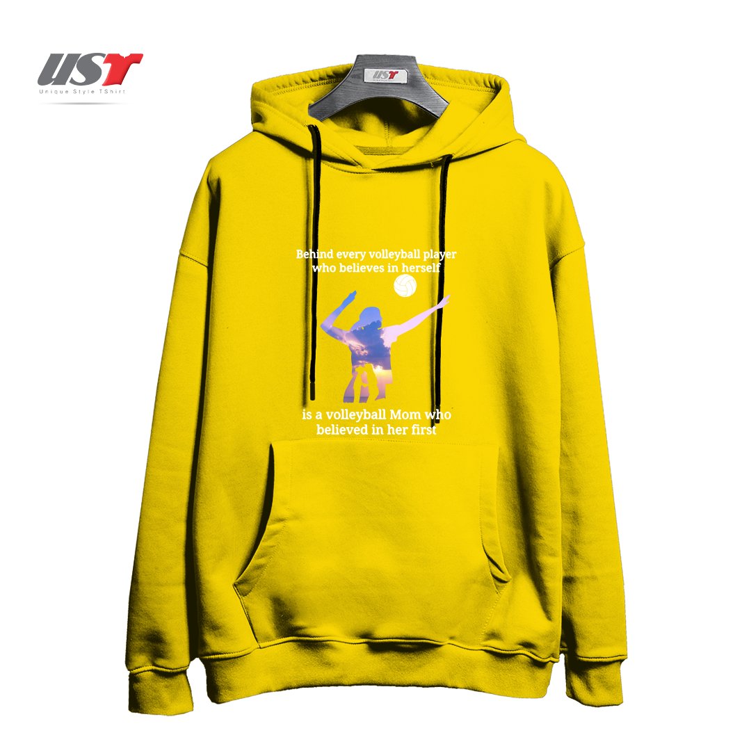 طرح BEHIND EVERY VOLLEYBALL PLAYER WHO BELIEVES IN HIMSELF IS A VOLLEYBALL MOM WHO BELIEVED IN HIM FIRST هودی اورسایزرنگ زرد