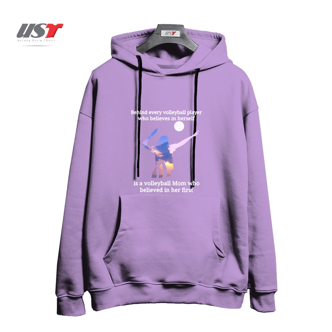 طرح BEHIND EVERY VOLLEYBALL PLAYER WHO BELIEVES IN HIMSELF IS A VOLLEYBALL MOM WHO BELIEVED IN HIM FIRST هودی اورسایزرنگ یاسی