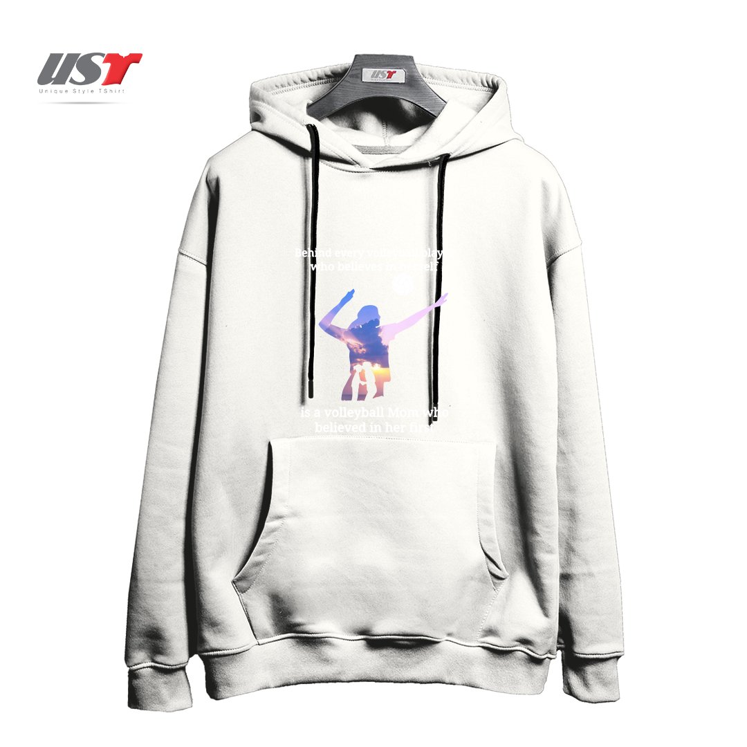 طرح BEHIND EVERY VOLLEYBALL PLAYER WHO BELIEVES IN HIMSELF IS A VOLLEYBALL MOM WHO BELIEVED IN HIM FIRST هودی اورسایزرنگ سفید