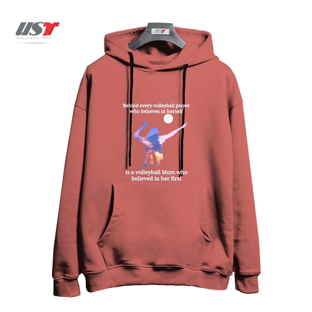 طرح BEHIND EVERY VOLLEYBALL PLAYER WHO BELIEVES IN HIMSELF IS A VOLLEYBALL MOM WHO BELIEVED IN HIM FIRST هودی اورسایزرنگ آجری