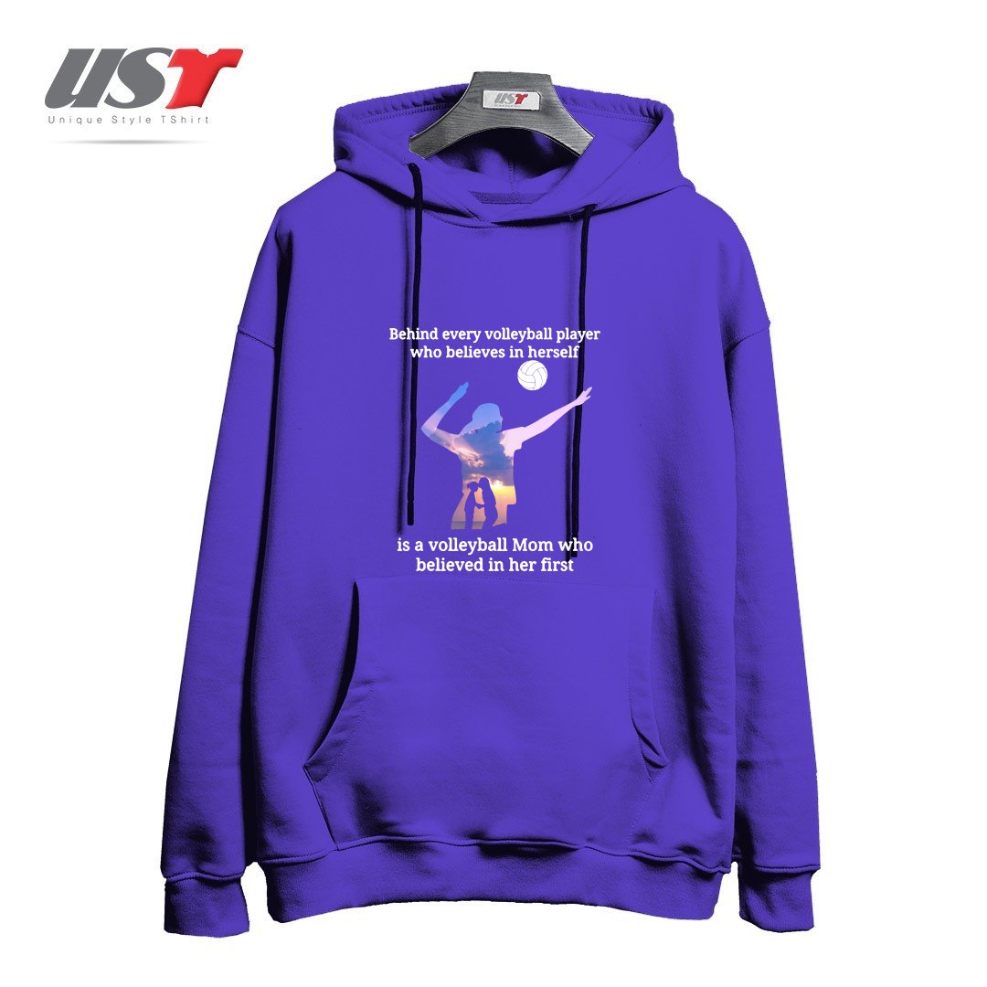 طرح BEHIND EVERY VOLLEYBALL PLAYER WHO BELIEVES IN HIMSELF IS A VOLLEYBALL MOM WHO BELIEVED IN HIM FIRST هودی اورسایزرنگ بنفش