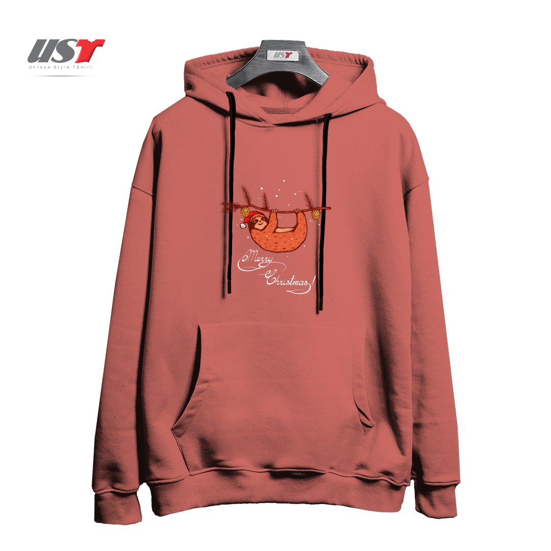 طرح HANGING SLOTH. MERRY CHRISTMAS! هودی اورسایزرنگ آجری