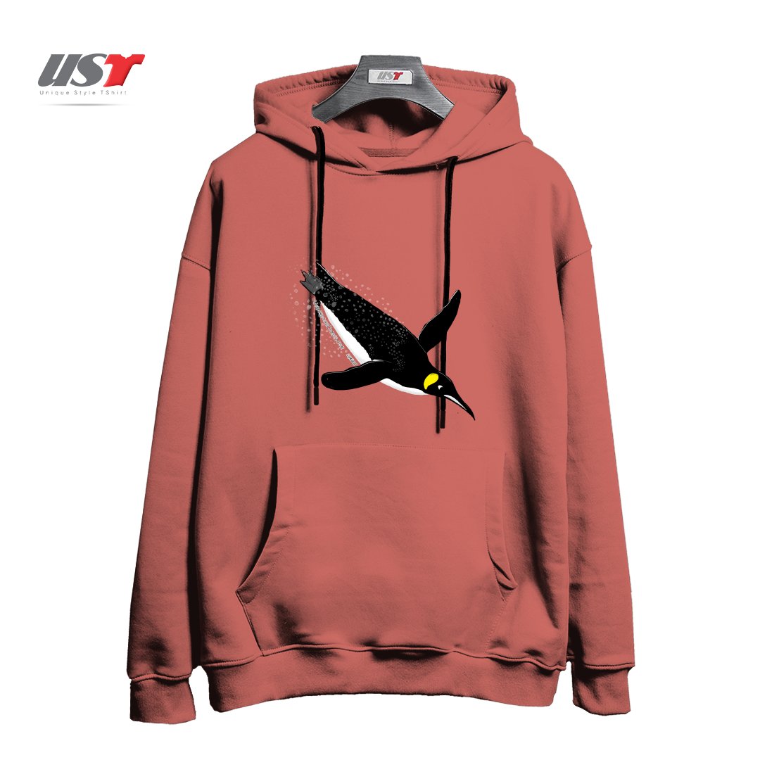 طرح FLY WITH THE KING PENGUIN هودی اورسایزرنگ آجری