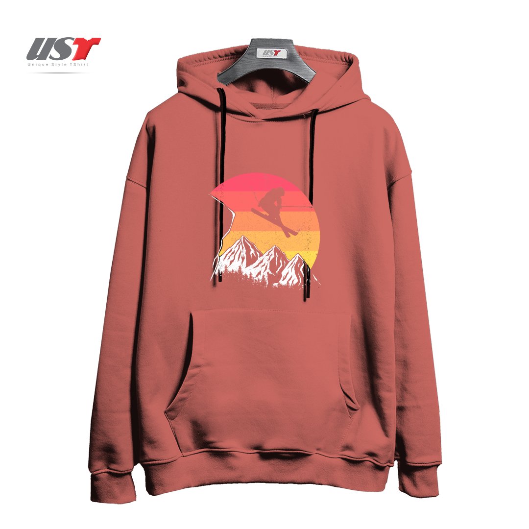 طرح VINTAGE ALPINE SKIING هودی اورسایزرنگ آجری