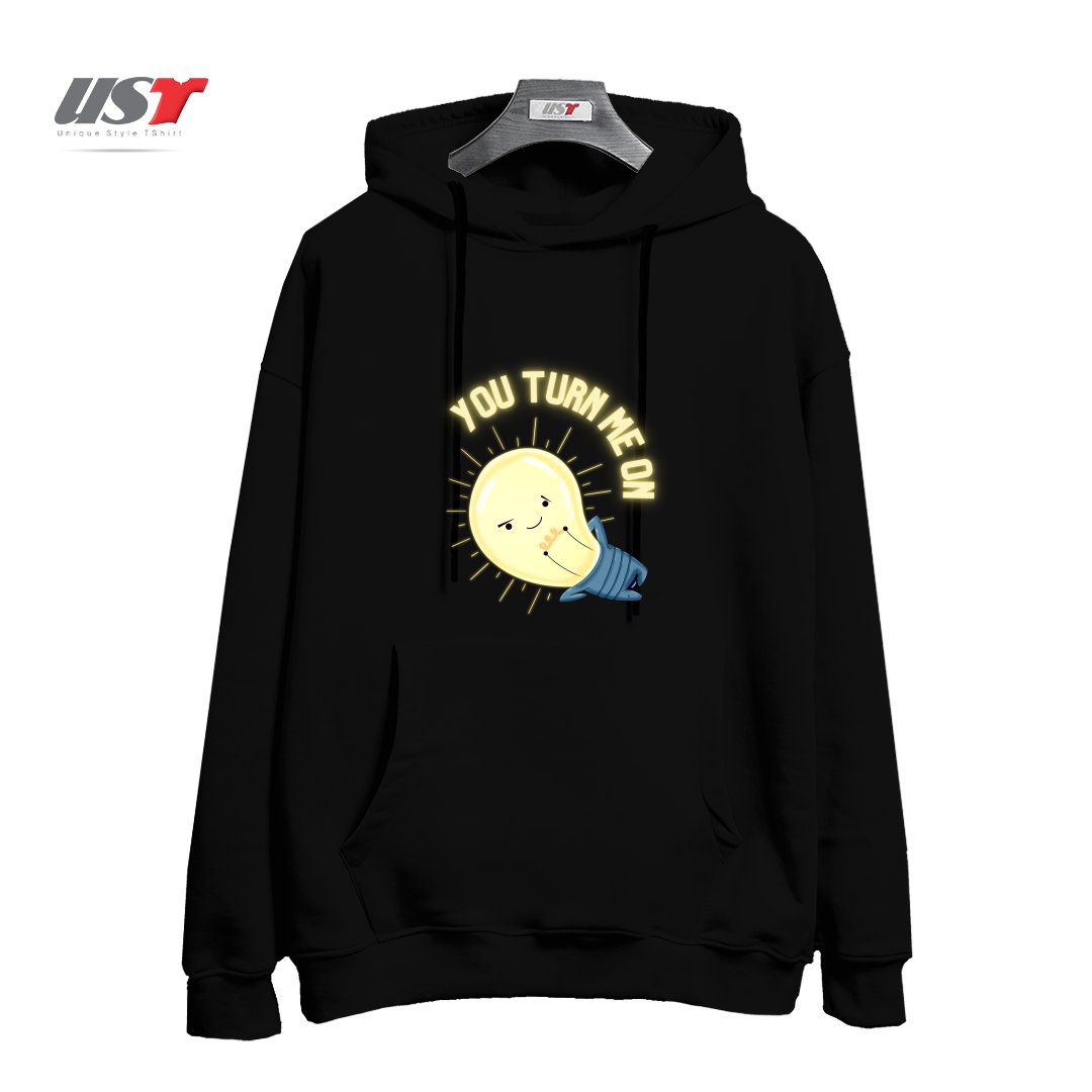 طرح YOU TURN ME ON LIGHT BULB هودی اورسایزرنگ مشکی